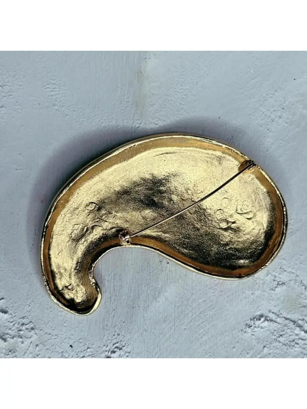 7627u. Matte Goldtone Abstract Vintage Brooch